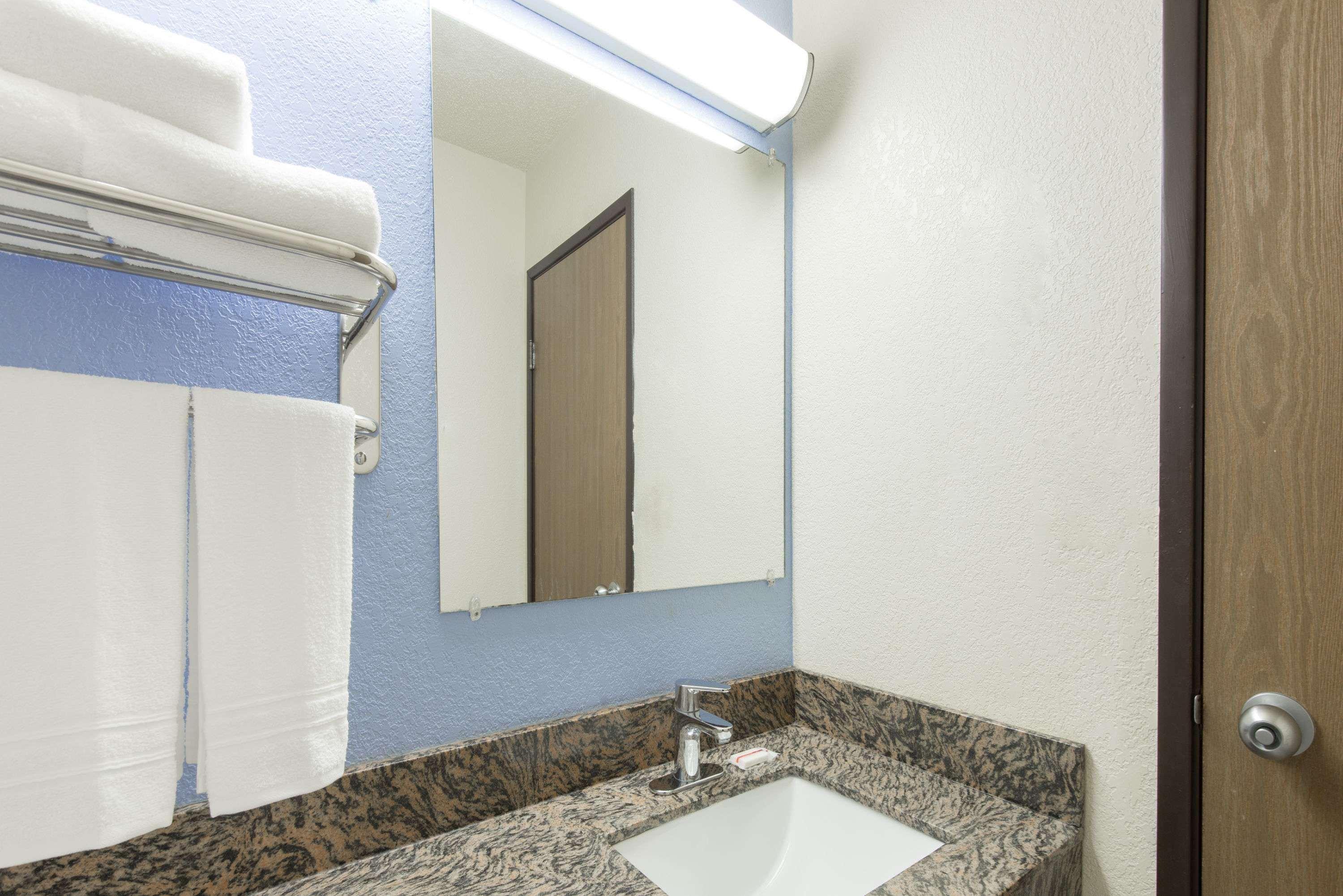 Super 8 By Wyndham New Castle Exterior foto